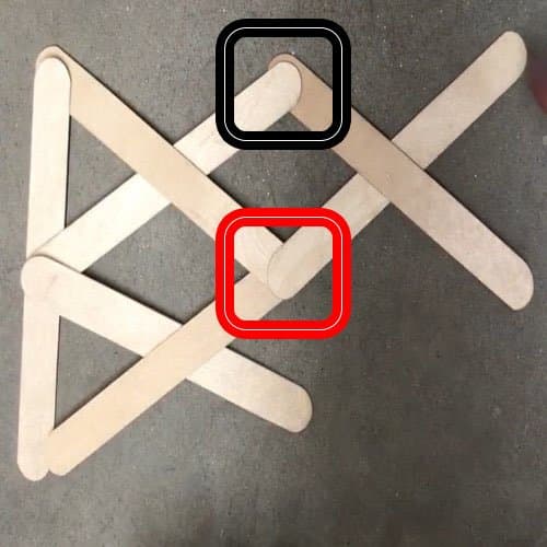 lattice of 7 wooden sticks with two squares overlayed over the image, highlighting how to connect to of the jiins in the centre of the image